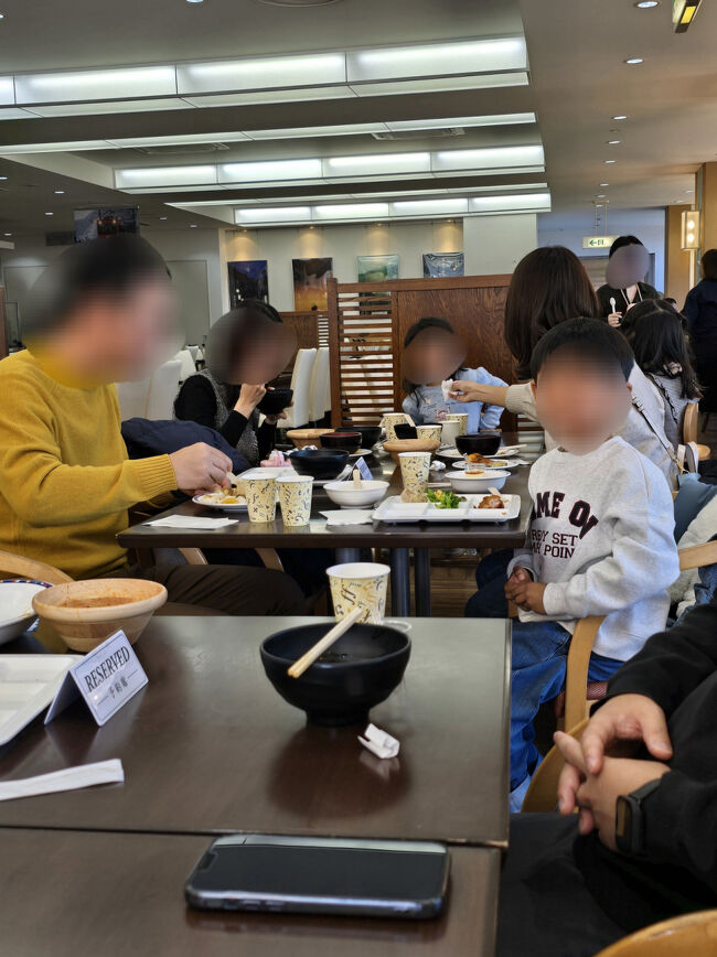 昼食、またもビュッフェだが、彫刻の森美術館で12時から11名を予約してある。賑やかに昼食を食べて楽しかった忘年会旅行も解散。<br />各家族ごとに楽しむ時間もないといけない。<br />アウトレットに、鈴廣蒲鉾博物館に、或いは真っ直ぐ家路に、思い思いに過ごして帰った。<br />来年も是非行こう、と皆言ってくれて嬉しい。<br />いつまでも、こんな時間がくればいいなと思った。<br />