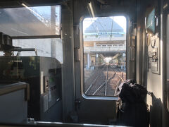 学園前駅で上り電車と列車交換