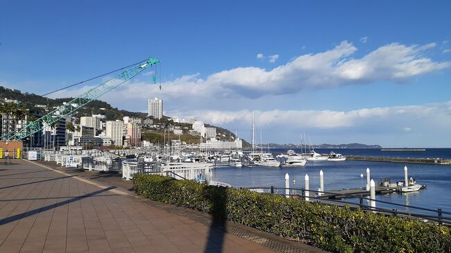 熱海駅からバスで海岸に来てみました<br />熱海のバス、何番に乗ればいいのかわかりづらい<br />運転手さんに聞いたら丁寧に教えてくれました