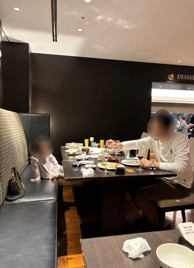 子ども家族も孫もひっきりなしに取ってくる。やはり、子連れはコースレストランでなく、ビュッフェが正解。料理やデザート等、好きなものを持ってきてご機嫌。
