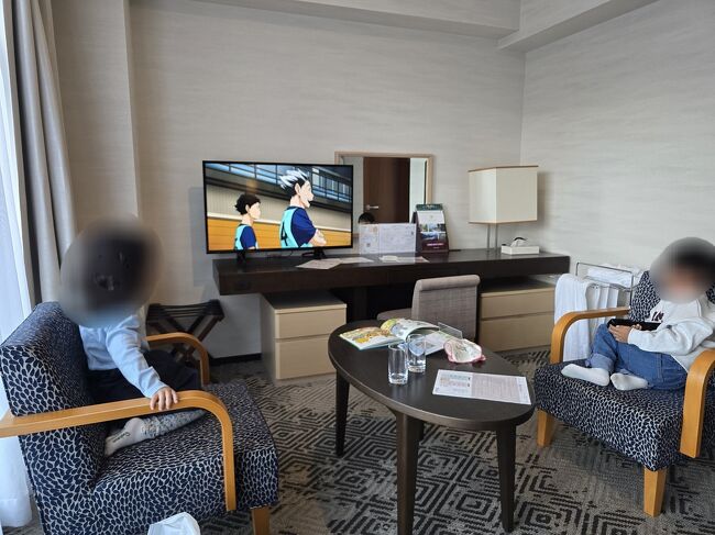 翌朝、大浴場に行くと孫が来ていたので一緒に浸かって洗ってあげる。旅行に来て、小さな孫とお風呂に来ている家族を見て羨ましいと思うのだが、今回は私が孫と入浴だ。その後に孫は部屋に遊びに来てネットフリックスでアニメを見る。幼稚園と言えども賢い、Netflixが操作できる。