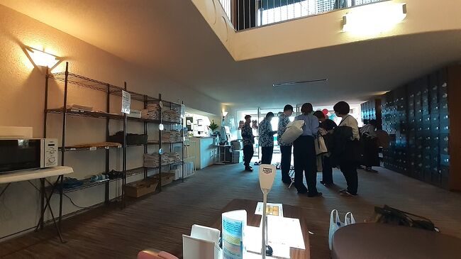 １階フロント<br />店員さんはほぼ外国人<br />皆さんとても親切な対応なのですが、たまになに言ってるかわからなくて英語で話してもらった方が理解できるかも笑<br />必要なアメニティーと寝間着をここで取っていきます