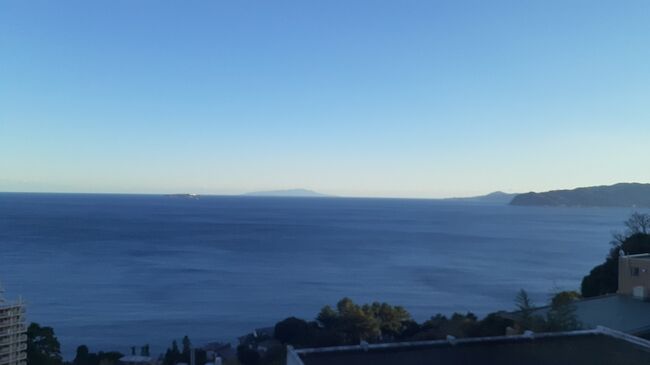 眺望、最高！部屋は5階です<br />初島と大島が綺麗に見えました<br />最高！とか言ってほとんど布団に寝っ転がってゴロゴロしてたので景色は全然見ていません笑<br />