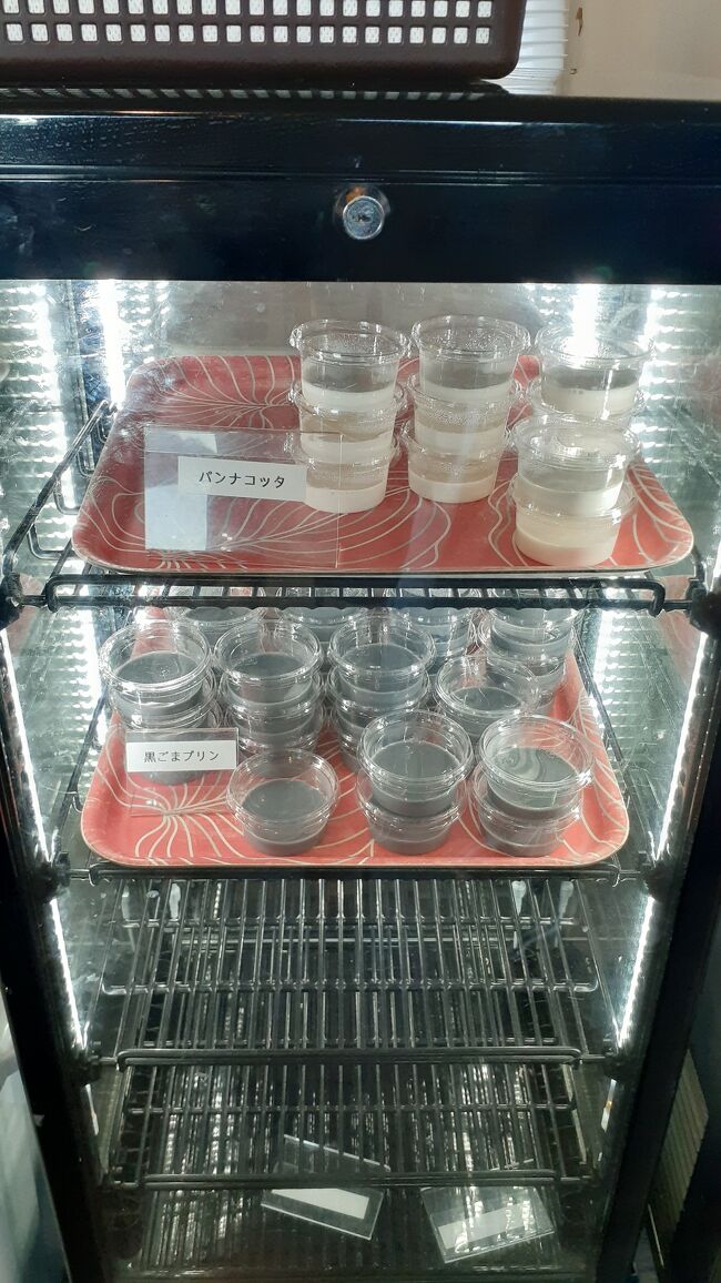 2階の休憩コーナーでハッピーアワー(無料)を利用できます<br />アルコール（生ビール、ハイボール、スパークリングワイン）と冷たいソフトドリンクが飲み放題、様々なおつまみもありました<br />パンナコッタ、ゴマプリン