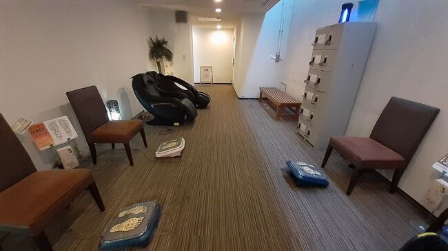 休憩場所からさらに一階下がると大浴場&amp;マッサージ機器エリア<br />貸切風呂、大浴場に入るためには階段との闘いをしなくてはいけないのです<br />このホテルの唯一の弱点ですね