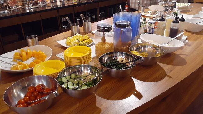 サラダ、くだものコーナー<br />いちごアイスがハーゲンダッツみたいな果肉たっぷりのアイスでとても美味しかった！