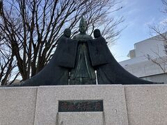 青森銀行記念館前に銅像あるので見てみると、安寿と厨子王、お母さんでした。
この地方からのお話だったのですね。