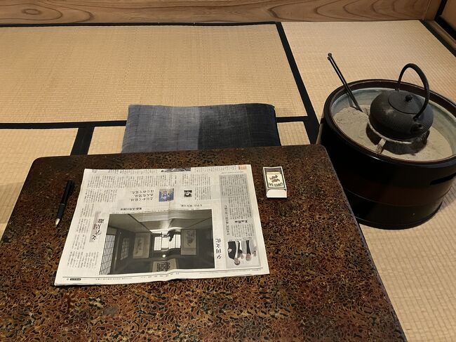 座敷に上がるだけではなく、ここに座って写真撮っても良いとか。文学好きなら痺れますよね。<br /><br />この机は実際使っていたものではないそうです。実物はもっと大きかったと言われているとか。<br />火鉢は実際使っていたものだそうです。