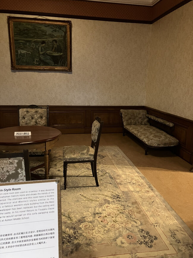 このソファは当時のもので、太宰がソーダ水をガブガブ飲んだ所とか。