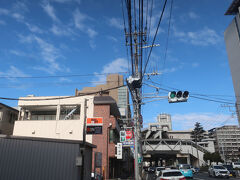大網街道を進んで行き､県庁近く

正面に見えるのはモノレールの県庁駅