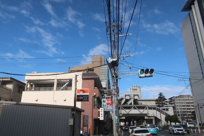 大網街道を進んで行き､県庁近く<br /><br />正面に見えるのはモノレールの県庁駅