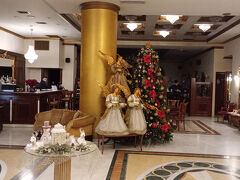 Ad Imperial Palace Hotel Thessaloniki
今回宿泊したホテルです。
上り路線のバス停が予定の場所とちょっと違っていましたがホテルの場所は思っていたより繁華街に近く良かったです。
でもホテル自体は思っていたより古かったです。
3機あるエレベーターが最後まで良く解かりませんでした。