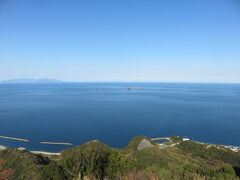 大坂峠展望台・・・大坂峠は瀬戸内海を望む　絶景スポット

駐車所より徒歩5分くらい　階段を上がれば　目を見張る絶景

瀬戸内海が一望でき　天気が良ければ　本州も見えるスポット

ここでしか見れない景色が　瀬戸内の美しさ　引き立て　

旅の記憶に　誘います

いつか見てみたい　いつまでも見ていたい　そんなきもち

旅の始まりにふさわしい　一度見れば忘れたくない　そんなビュースポット
