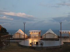 瀬戸内リゾート　ベッセルおおち・・・瀬戸内海に面した　リゾート

ホテル・グランピング・コテージという３通りの宿泊施設からなる複合施設

敷地には絹島温泉が楽しめる　温泉施設

家族みんなでスポーツ楽しめる　JOYSPO

見晴らしのいいレストラン　温泉施設隣接の和食処

今回　＜グランピング＞フォレストテントにて　宿泊

シングルベッド2台　ダブルベッド1台

テント生地がアップグレードした　「オーテンティックテント」完備

バスタオル・タオル・ハンガー・コンセント・wi-fi・エアコン完備

アニメティは　フロントにてセレクト

トイレ・洗面は　本館徒歩20m

車は横付け　テントの敷地内にテーブル席　ガスコンロ

ライト　ビニールカバーあり　天候や時間フリーで使用可

本館にて温泉施設利用　前日PM3:00～9:00受付修了　翌日AM7:00～9:00

夕食は　居食屋うましのにて　キノコと野菜たっぷり牛しゃぶ　

朝食は　レストランケープにて　ビュッフェ

温泉のロッカーには　100円必要　テントは鍵付き

テントに入った瞬間　エアコンのみでも暖かく　ベッドも足元暖房

当日夜から朝にかけて雨　雨音や隣の方の話し声など　意外に反響

それでも不便さ通り越して　自然の音感じる　夜のグランピング体験

お湯沸かしてコーヒーブレイク　干物あぶって　お酒とともに夜食タイム

12月でも　さほど寒さ感じず　まったりと温泉テント生活　

おいしいごはん付きで　グラマラス体験　思いのほかできちゃいました









