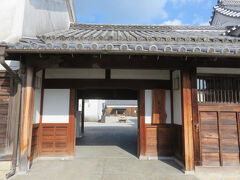 讃州井筒屋敷・・・引田散策の拠点

酒と醤油造りで栄えた商家を改装　300円にて見学可能

現地スタッフの方の説明聞きながら　お庭や茶室・母屋見学

あまりにも厳かで美しい　雪見障子越しに見る風景に感動

今回　事前予約にて　和三盆型抜き体験（750円）参加

出来立ての和三盆は　格別なおいしさ　

出来上がりの品は　箱に入れて持ち帰り

館内に立ち並ぶ蔵は　食事処や手袋工房に　再生

引田のぶらり散歩　和三盆の風味あふれるおいしさから　始まります
