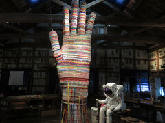 東かがわ　手袋ギャラリー・・・手袋産業を　アートに表現

今回有料（1000円）にて　終了した瀬戸内国際芸術祭2025の展示　鑑賞

入場してみて　まずは作品の大きさに　びっくり

レトロモダンな雰囲気に　約900点の展示

土壁いっぱいに　ミシンや抜き型などが　所狭しと並び圧巻

別室には　絵本ギャラリー　ここで製作された絵本原画も見られます

オリジナルの手袋　製作体験もでき　手袋の購入も可能

手袋の国内出荷額の約9割を担う　東かがわの代表産業を　アートで実感

2Fの展示も素晴らしく　瀬戸内アートの本髄　感じることができました



