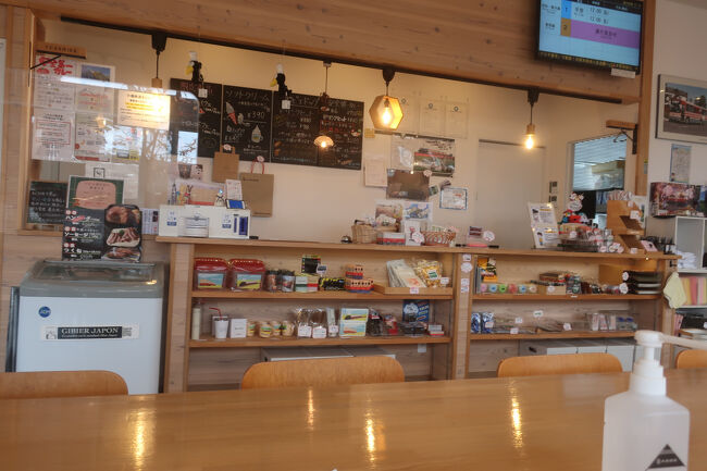 小湊鉄道の電車やバスを待つ人以外も利用できる喫茶店<br /><br />店内はきれいで明るい雰囲気のお店です