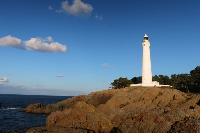 　海岸に白亜の灯台