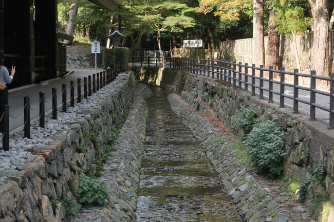 素鳶川を渡り、神楽殿へ