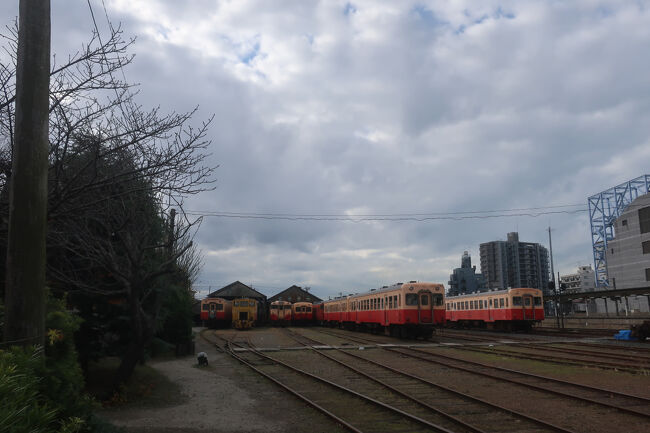 お店の奥からも小湊鉄道の車庫に停まっている車両が見られます