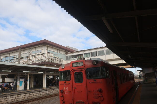 12時08分発の上総牛久行<br /><br />たらこ色のキハ40(1979年富士重工製)<br />