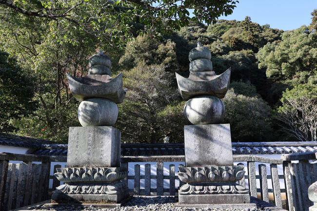 吉川家は中国地方の雄・毛利家の家臣で、関ヶ原の後から明治維新まで、ここ岩国を治めました。<br /><br />治世が江戸時代全体に及んだ分、歴代当主の人数も多く。<br />お墓を後付けで増やした影響か、墓所内はダンジョンじみた構造になっています。