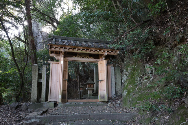 この門をくぐった先かな。