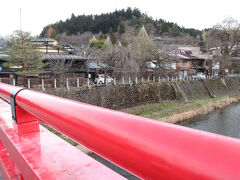 駅から高山陣屋へ向かう途中の景色。古い町並みと赤い橋は風情があります。