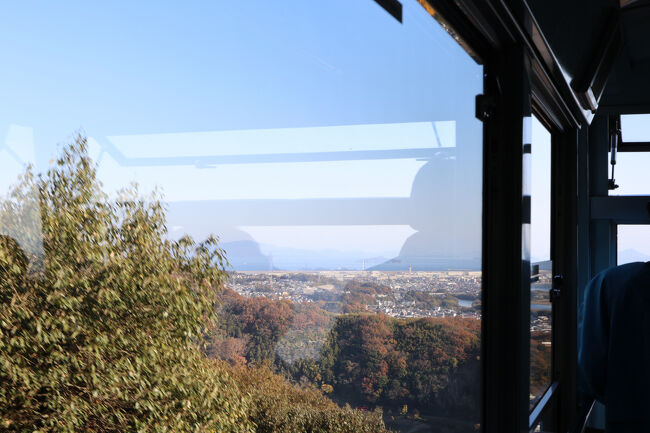 高度が上がると、後方に海が見えてきました。<br />3分ほどの空の旅で、山上の広場に到着です。