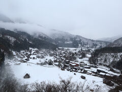 相倉集落からバスで移動し、白川郷へ。荻町城跡展望台からの景色。遠景＆雪景色のため少々分かりづらいですが、白川郷を見渡せる有名な景色の場所です。ここには巡回バスが運行されていますが、マイクロバスのためすぐに満席になってしまいます。雪の季節は歩いて登るのは大変なので、特に混み合うので注意が必要です。