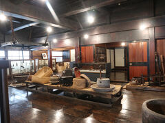 白川郷にある野外博物館合掌造り民家園。このあたりで使われている生活様式を展示されているだけでなく、民芸品なども販売されていました。