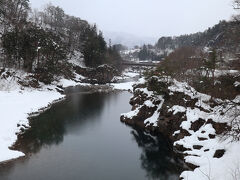 駐車場から歩いていく途中にある橋からの景色。吊り橋で雪が残っていると滑るので、渡るのもちょっと怖かったです。