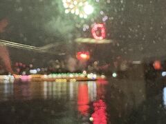 花火が始まりました☆彡　５分間だけなので、実は動画で撮って居たのですが、スマホ内に残って無い状態で・・・
みっともなくて、ごめんなさい。

頂けたら、同席したお仲間さんに写真を譲って頂けたら、掲載します。