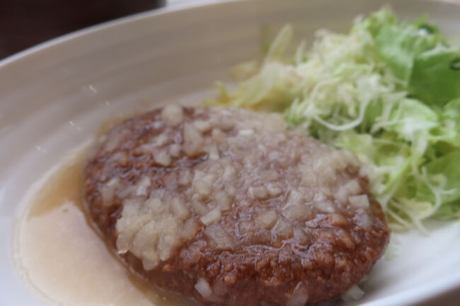 ハンバーグに姉崎大根をたっぷりとおろしたの和風ソースが掛かっています<br /><br />