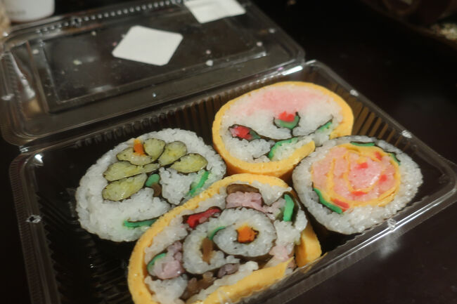 さて､道の駅のおススメにもなっていた房総太巻き寿司<br />道の駅で買って夕食にいただきました<br /><br />切り口に花や動物などの華やかな絵柄が現れるのが特徴とされる房総地方の郷土料理<br />売っていた太巻き寿司もいろいろな絵柄のものがありました