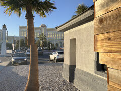 サウスポイントカジノホテルの正面にあります。