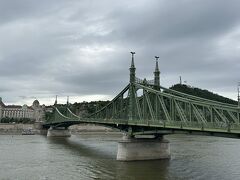 　では、2日目は自由橋からスタート！川向こう正面（ブダ側）にはゲッレールト温泉の建物が見えます。
