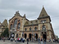 　自由橋のペスト側のFővám tér M電停でトラムを降りると、斜め前の角にネオゴシック様式の外観がとても美しい建物が見えるでしょう。ここがハンガリー中央市場です。