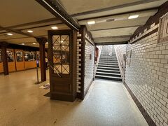 　通り沿いの地下鉄入口の階段を下りるとすぐにホームがあります。