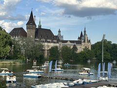 　そのまま少し進むとおとぎ話に出てくるようなお城が見えてきます。ヴァイダフニャディ城です。