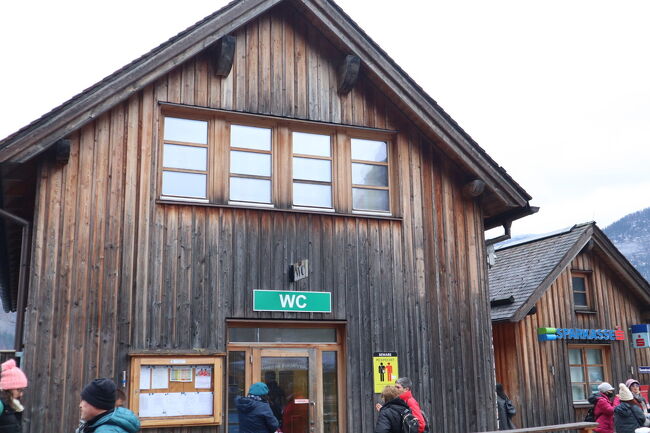 バスに乗る前におトイレへ<br />1€で入れます<br />クレジットも使えました、ただ出てくる人も同じ所を通るので入るタイミングが難しかったです<br />3€使ってしまいました<br />