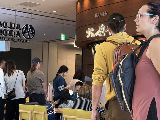 セキュリティーゲートを通過後、搭乗ゲートのフロアに来て国内最後の食事をしようと思います。