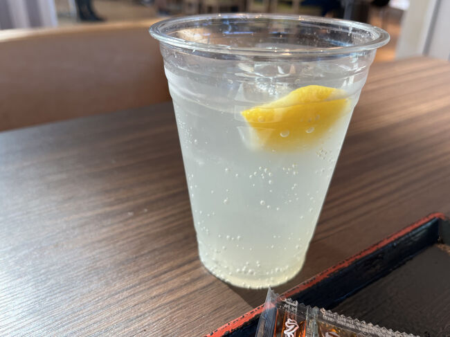 別のお店でアルコール飲料もゲットします。