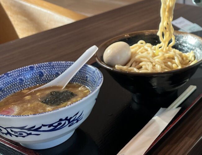 好きな食べ物で腹ごしらえを終え、長いフライトに備えます。