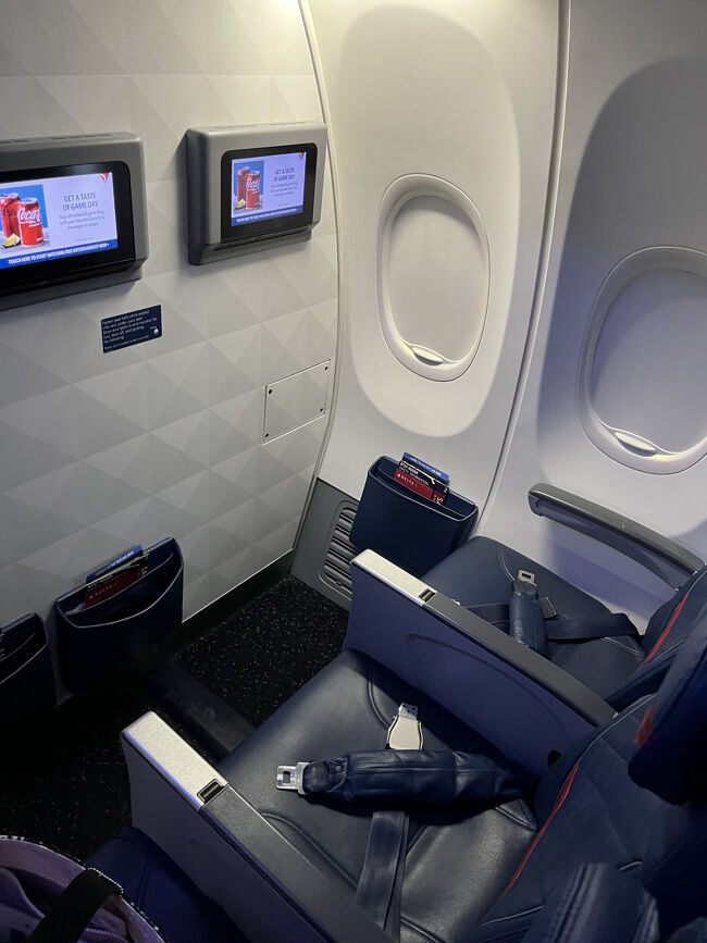 飛行機に搭乗します。この席は足元が広くてうらやましく、写真を撮ってしまいました。