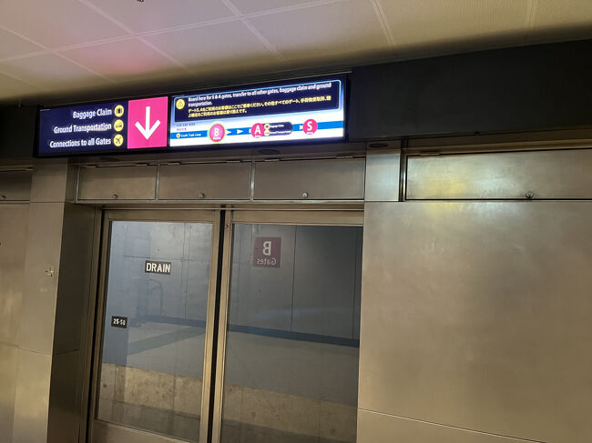 空港内の電車に乗って移動します。