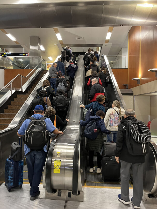 下車後に待っているエレベーターも疲れた乗客でいっぱいです。