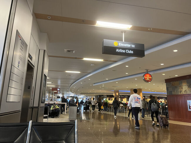 セキュリティーチェック後、搭乗ゲートのフロアに来ます。今まで日本からの便はＬＡＸやＳＦＯを乗り換えに使っていましたが、ＳＥＡは混み合い過ぎずに良い感じで気に入りました。