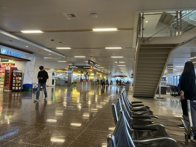 長時間のフライト後なので、元気もなく椅子に座ってラスベガス行の便の時間まで待ちます。