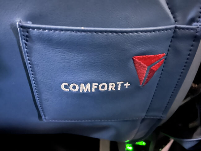 私たちの席も少々広めなのですが、それでも狭い・・・